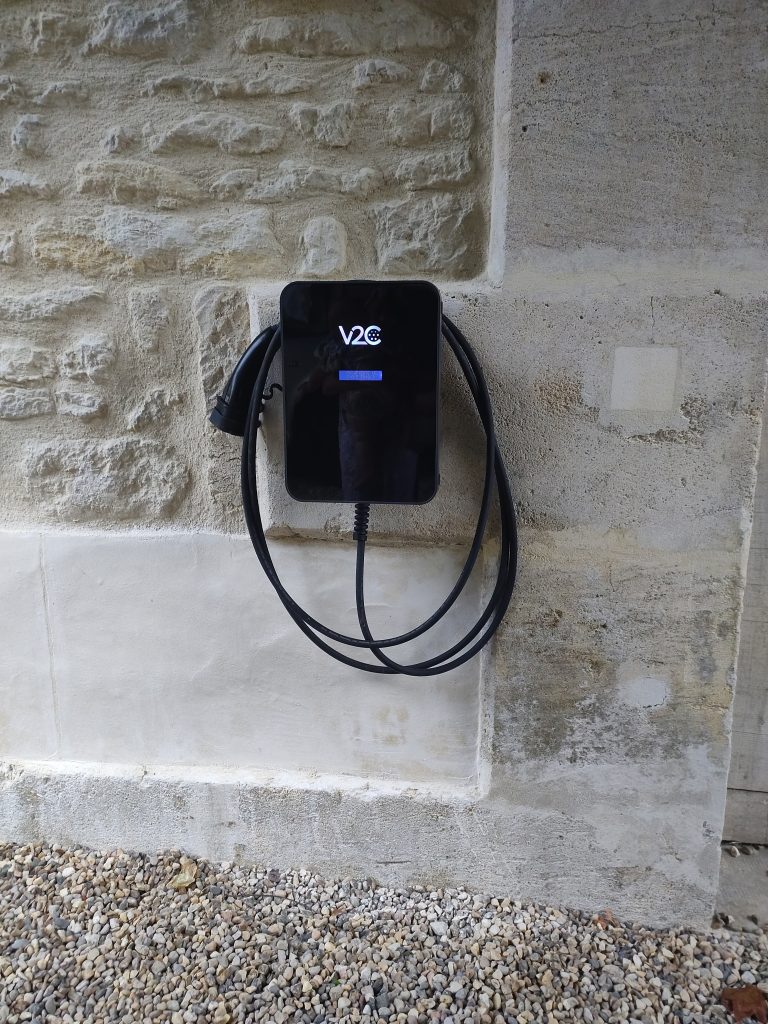 Borne de recharge pour véhicule électrique installée par Co.J.T Elec